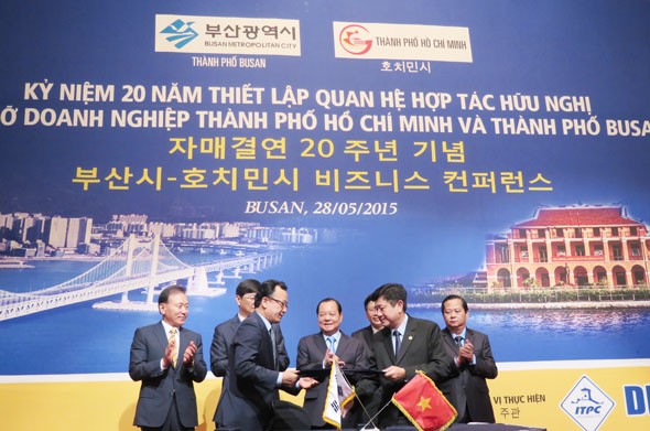 HCMC Party Committee Secretary Le Thanh Hai attends the MoU signing ceremony between Satra and its Korean partner (Photo: SGGP) HCMC Party Committee Secretary Le Thanh Hai attends the MoU signing ceremony between Satra and its Korean partner (Photo: SGGP)